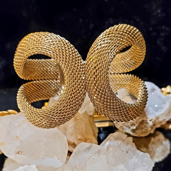 SOLD VINTAGE GOLD MESH HINGE CUFF BRACELET - Picture 8 of 14